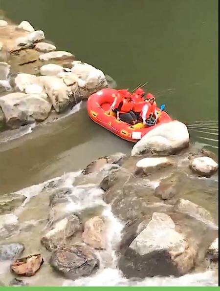 岳西青云峡漂流,从高空直接坠落,让人毛骨耸立!-度小视
