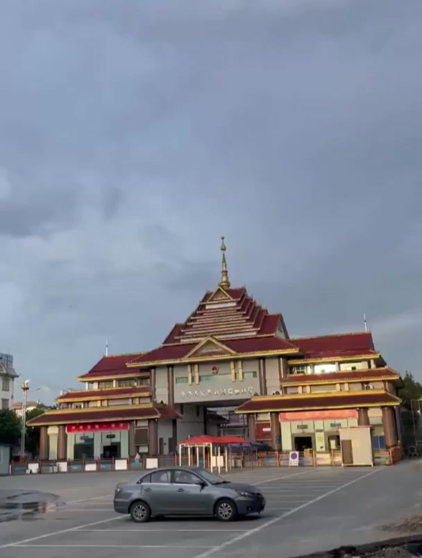 出了这个国门就到了缅甸北部木姐,所谓的缅川-度小视