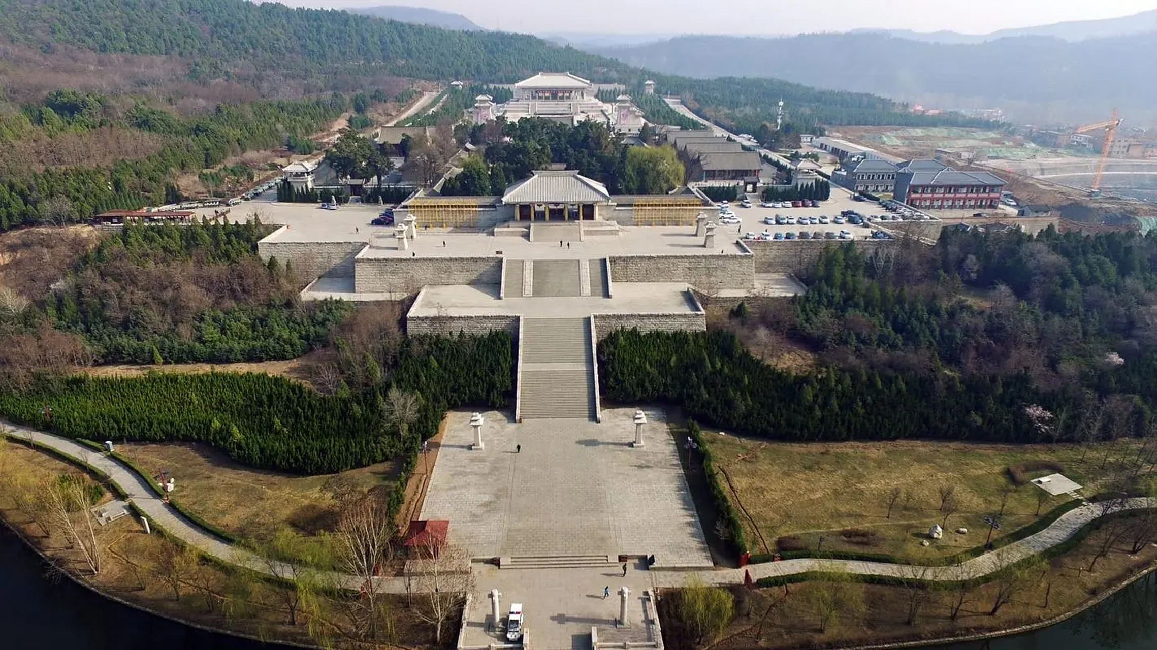 黄帝陵是中华民族始祖轩辕黄帝的陵寝,是海内外华人华侨心中的圣地.