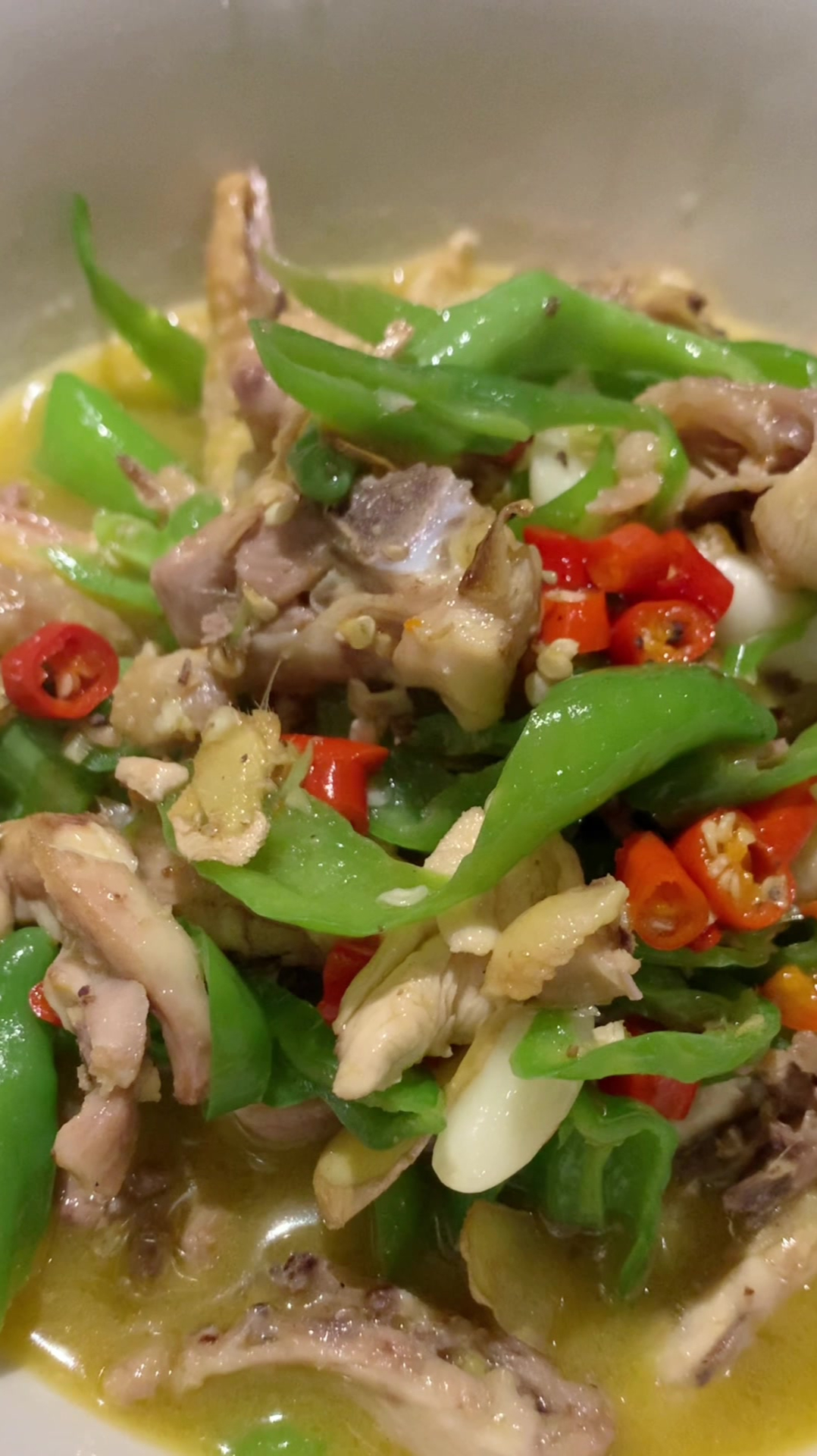 青椒焖土鸡鲜香四溢的美食