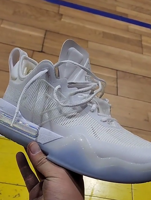 匹克维金斯aw1一体式实战初体验,高颜值配色,中底轻弹科技框架