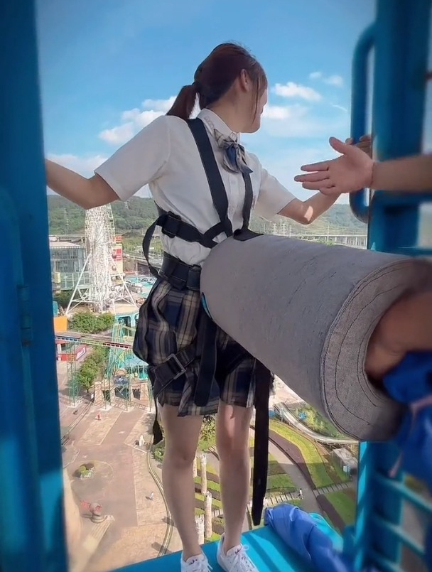 小姐姐挑战蹦极,看这个样子,估计被吓坏了