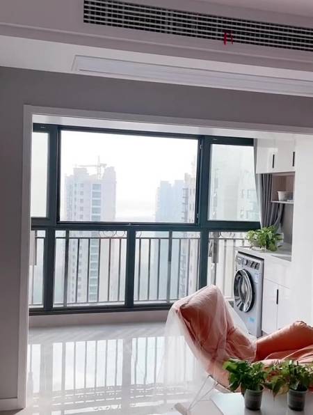 阳台不装门地砖通铺更敞开用的飘移窗户外晒衣服也方便