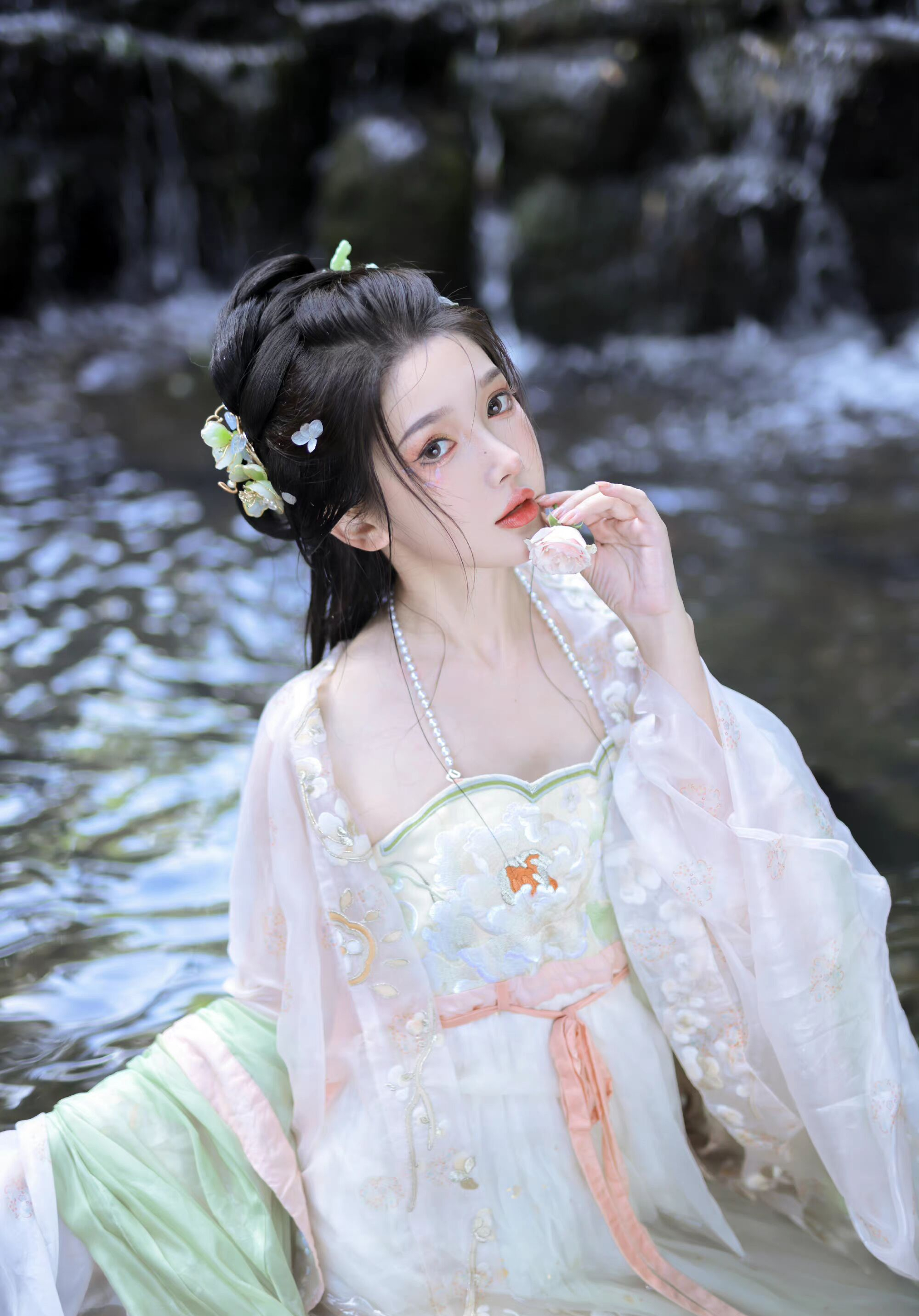 太拼了!女生穿"汉服"下水拍摄,美得让人心动