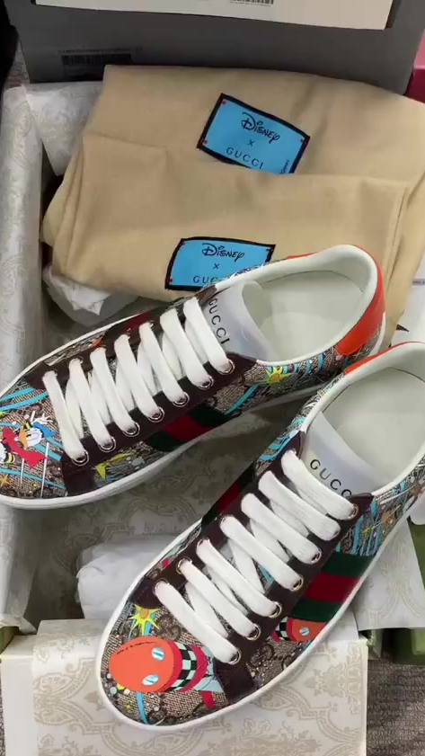 gucci新款唐老鸭印花小白鞋