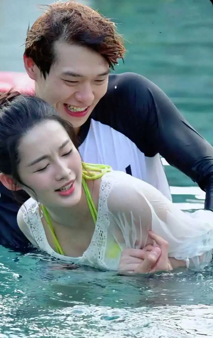 魏大勋李沁,李沁穿搭解析,气质时尚穿搭