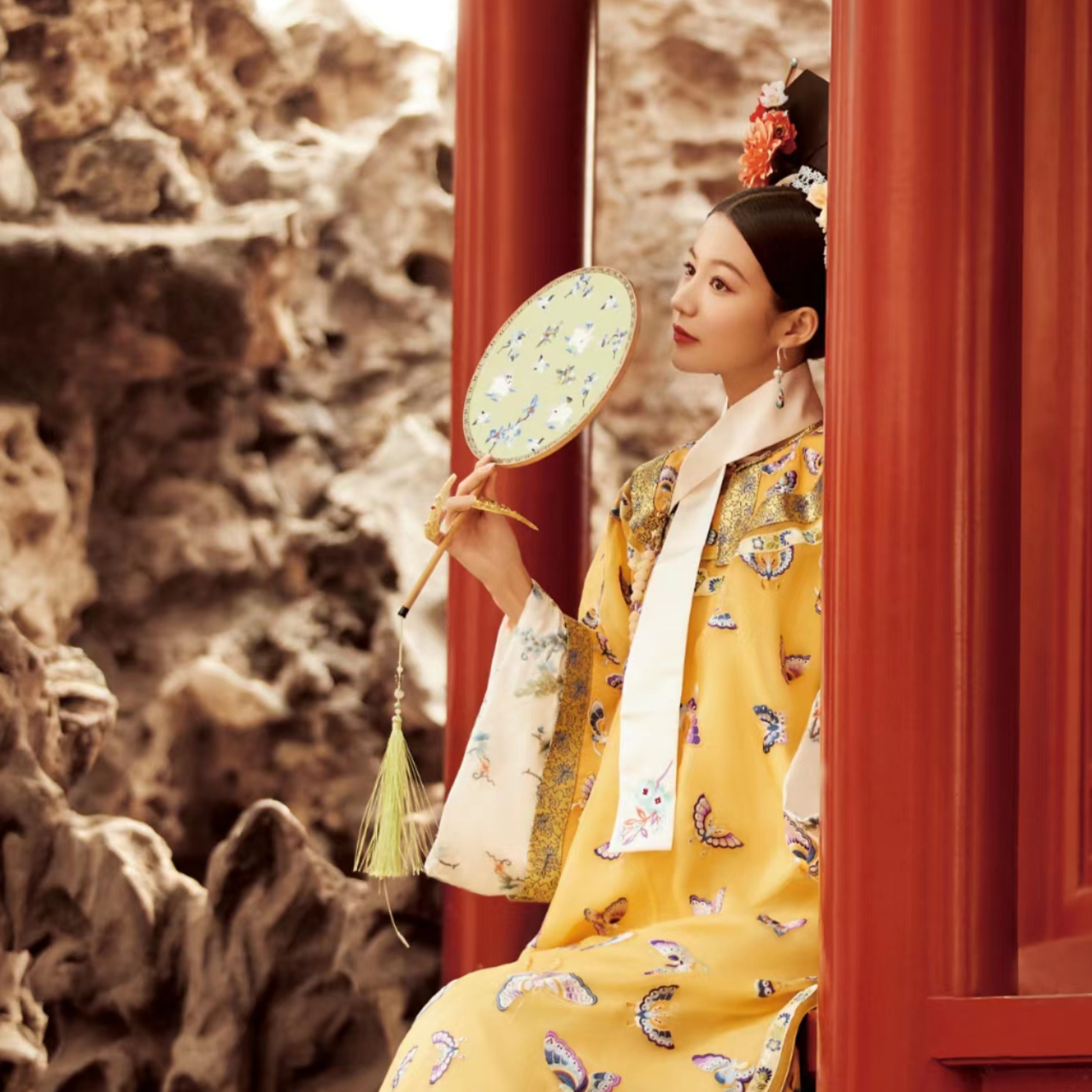 《偷偷藏不住》女演员换上古装,赵露思甜美,曾黎让人移不开眼