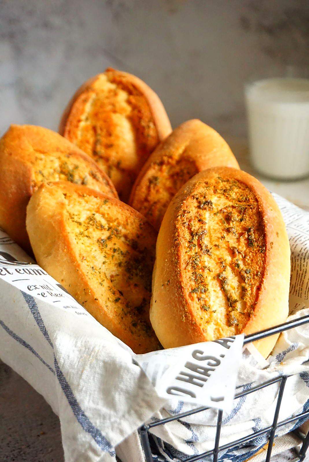 烘焙师教你做蒜香全麦咸面包,一次发酵很简单,外脆内软,特好吃