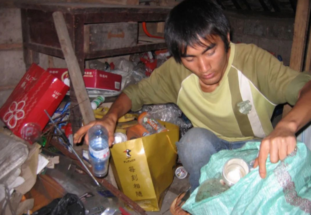 回顾时隔14年:那个背疯娘上大学的"贵州孝子"刘秀祥,今怎么样了?