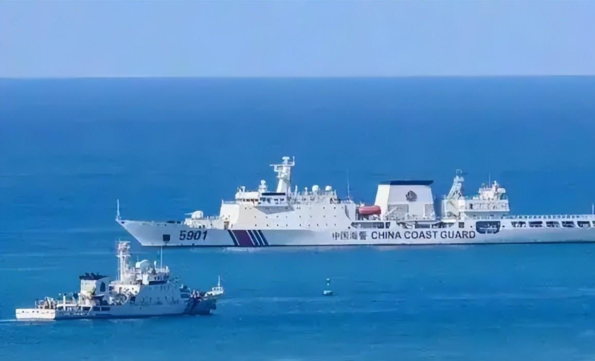 不自量力!8艘越南渔政船拦截5901万吨海警船,被后者用水炮击退