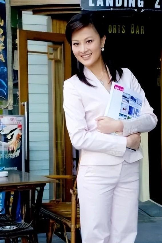 尹红:才貌双全的东方卫视主持人,主持风格稳重,深受观众喜欢