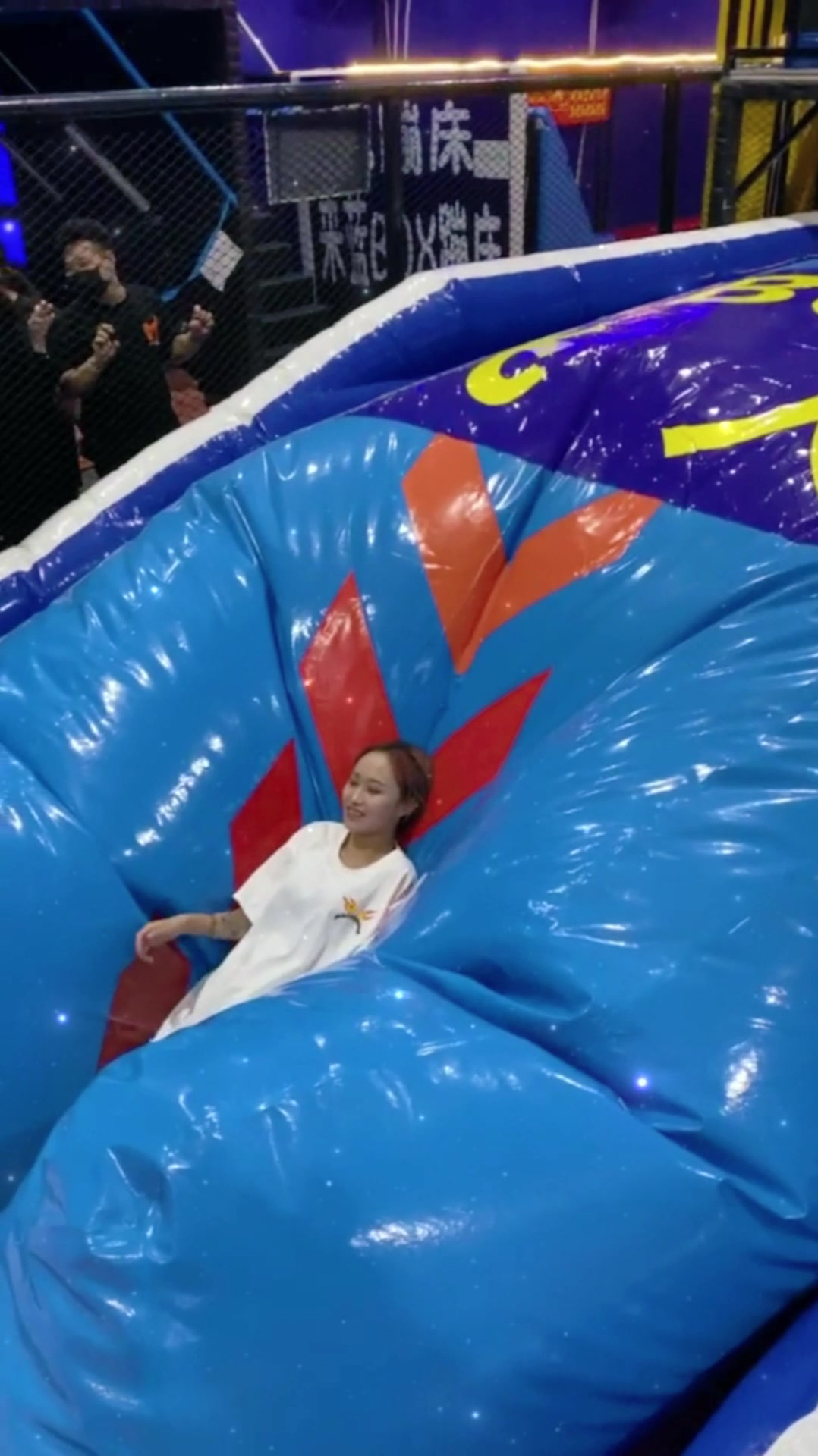 美女小姐姐玩蹦床,飞出去的那一刻,简直太刺激了吧