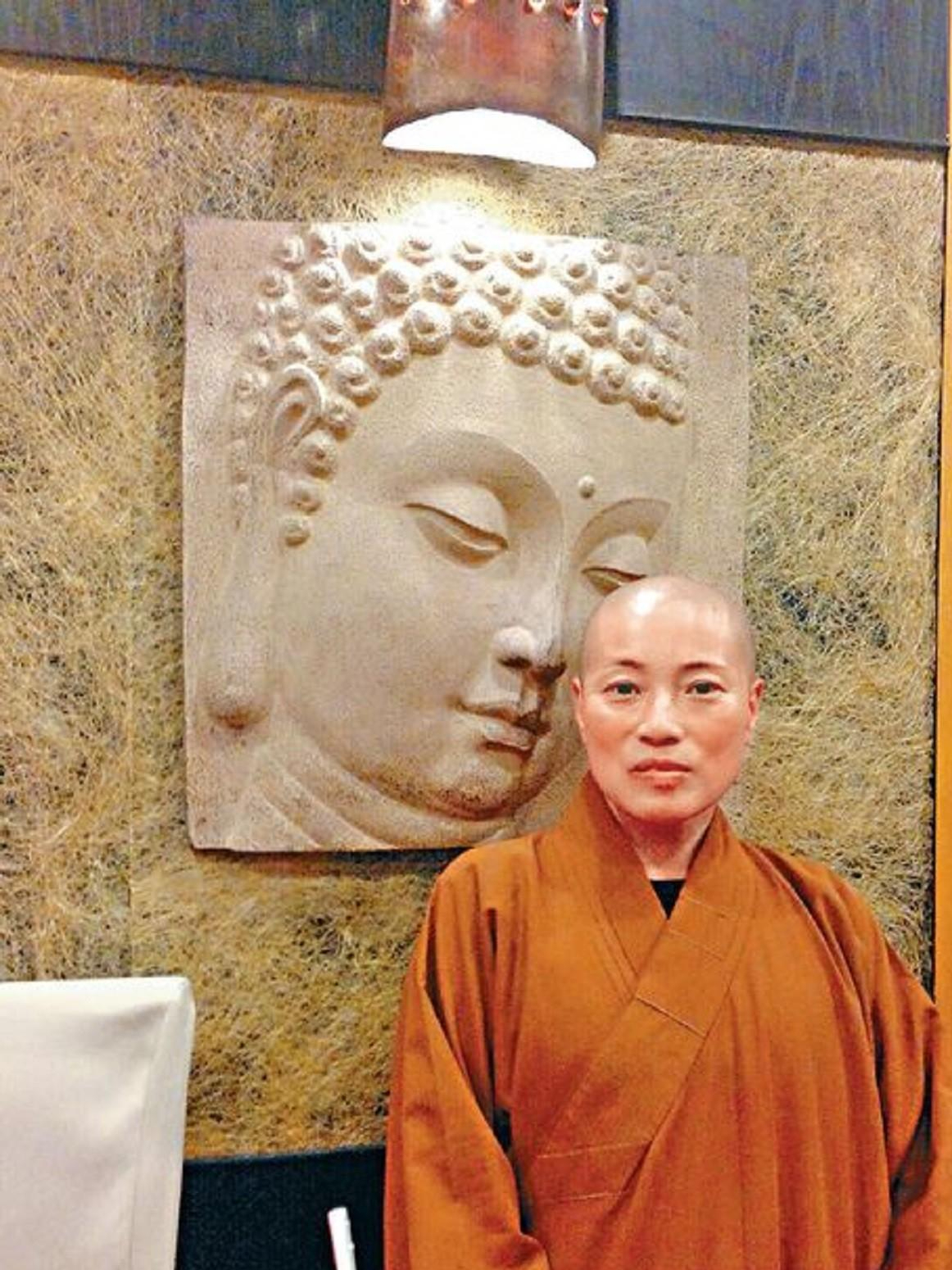 她在香港豪宅区通过徒弟释妙慧购买了价值近4000万的别墅.