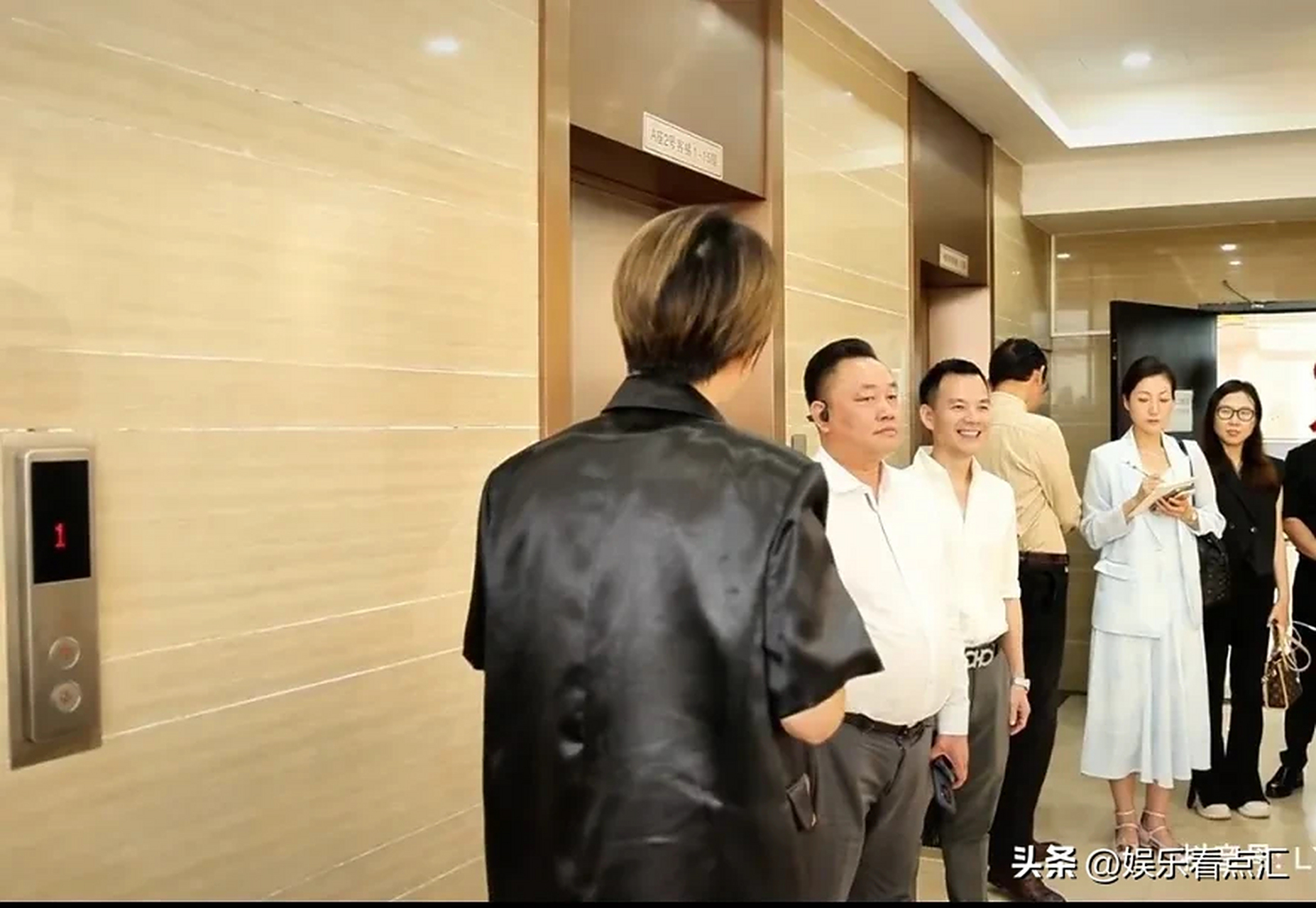 黄光裕的女儿长得越发漂亮,如今他外出考察都带着女儿,这是要重点培养