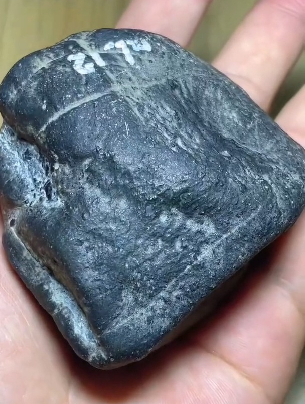 315克莫西沙包浆皮,摸上去很糙由于皮壳又黑又厚-度小视