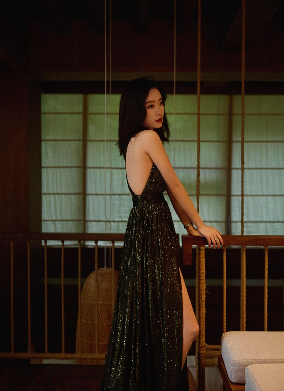 张小斐美腿亮相,大胆长裙秀性感气质