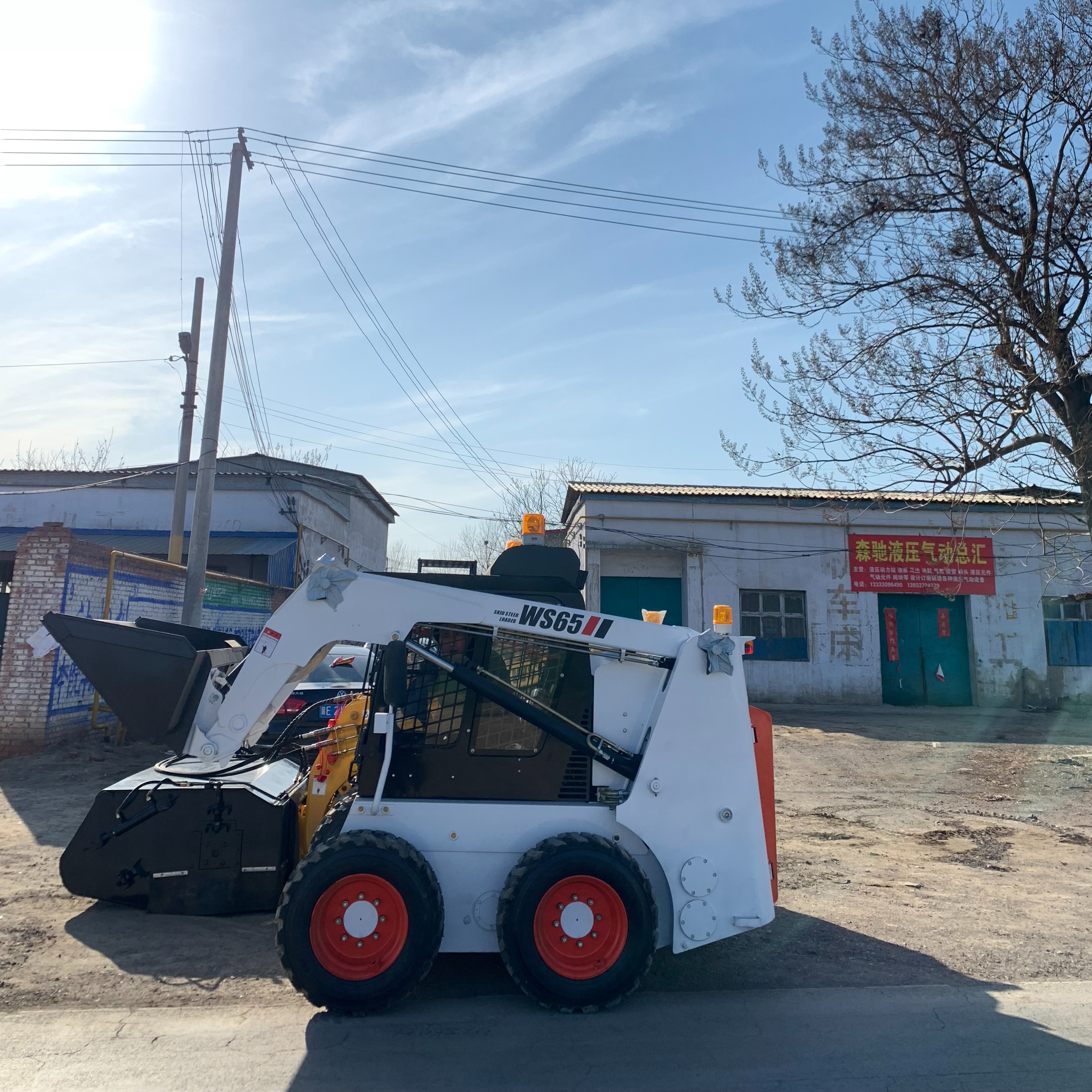 滑移清扫机:打造干净整洁混凝土拌合站的利器