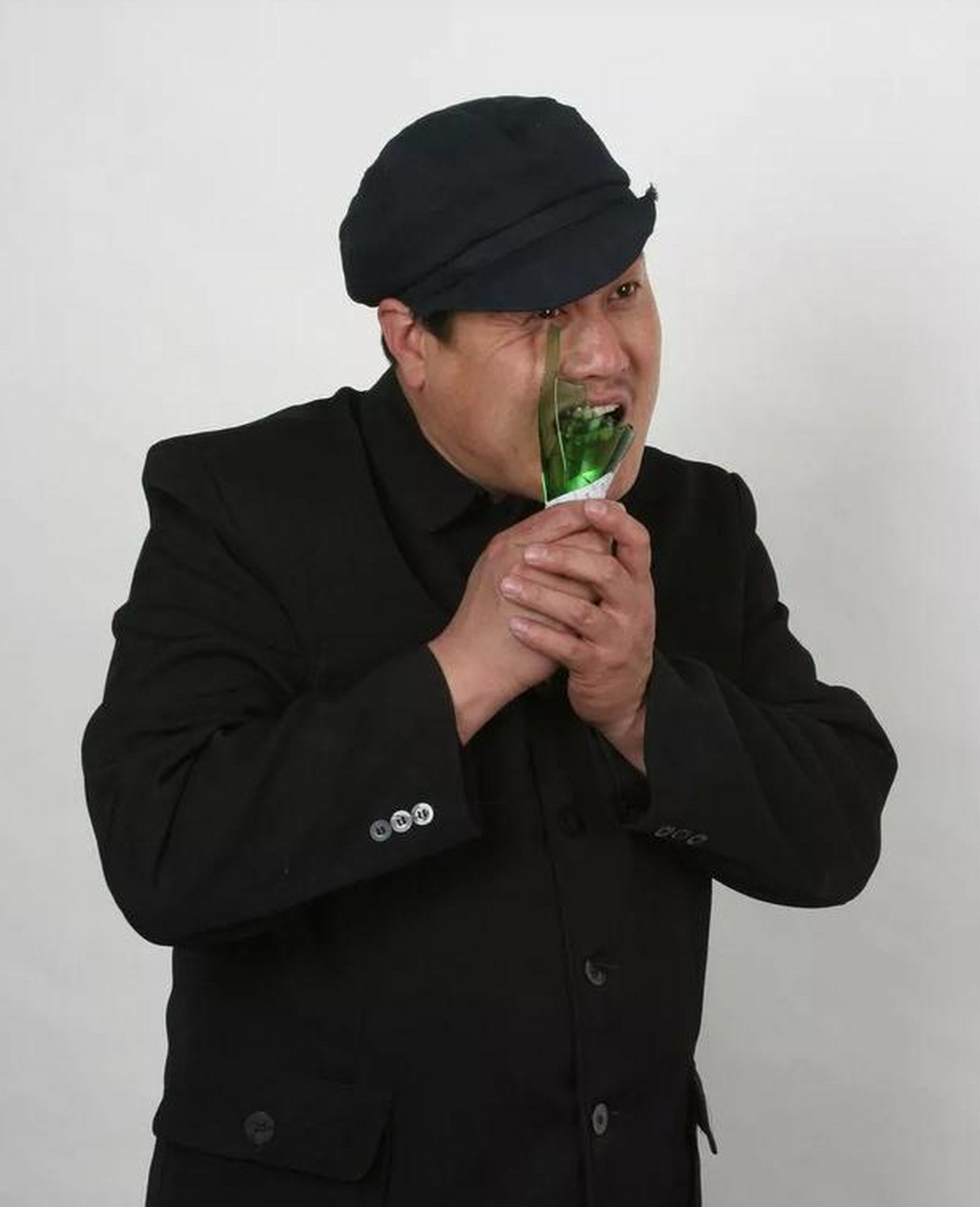 2006年,李连东靠模仿赵本山成名,并给自己取艺名赵本水,演出收入达