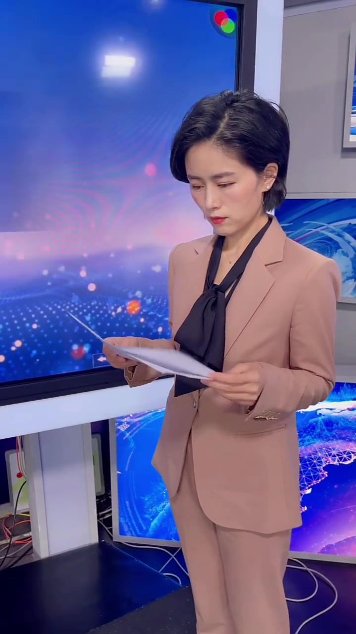 新闻女主播的ab面当女主播脱下西装后