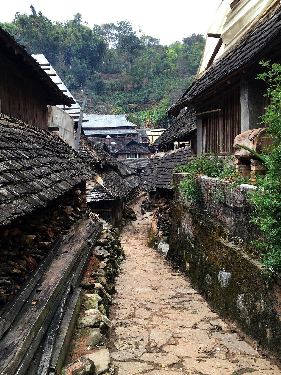 云南景迈山旁的村寨