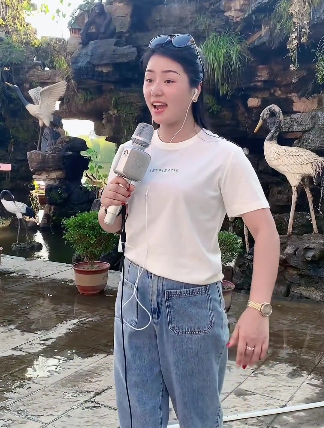 罗姣演唱一首《微山湖》,网友说已经超越了原唱