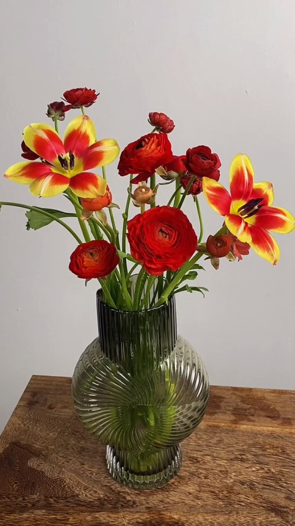 想靠近温暖的人和事「洋牡丹瓶插花」