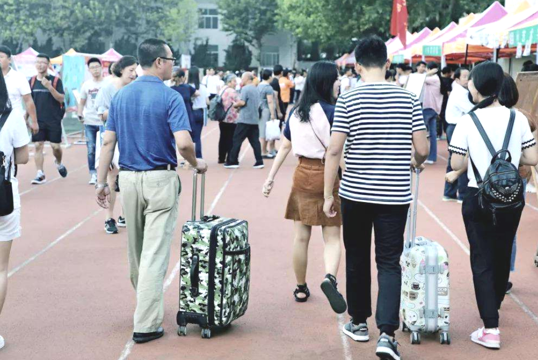 郑强教授:一个学生上学,6个家长来送,大学生该"断奶"了!