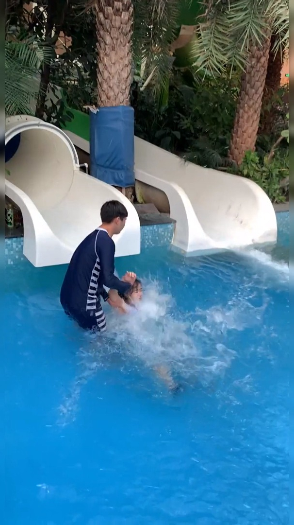 美女玩水上乐园滑梯,接下来一幕太尴尬了,羡慕那个救生员!-度小视