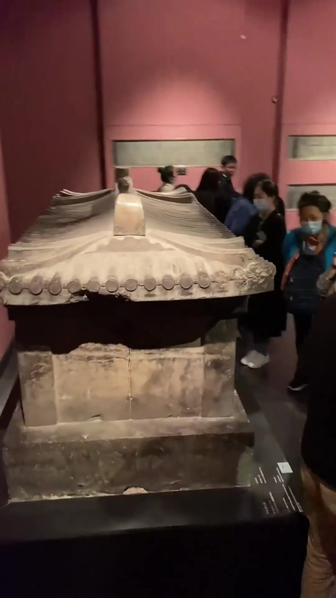 2000多年九岁女孩石棺,因棺盖上刻有这几个字,才幸免被盗!