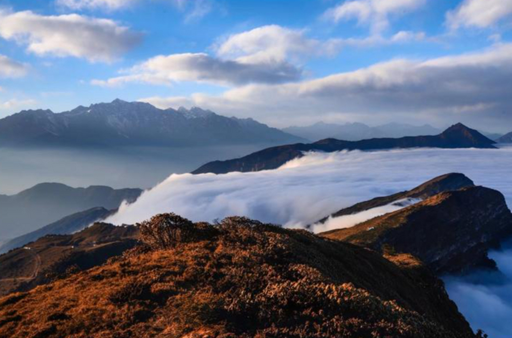 华尖山是位于四川省甘孜泸定县的一个低调"天空之境",可以欣赏到日出