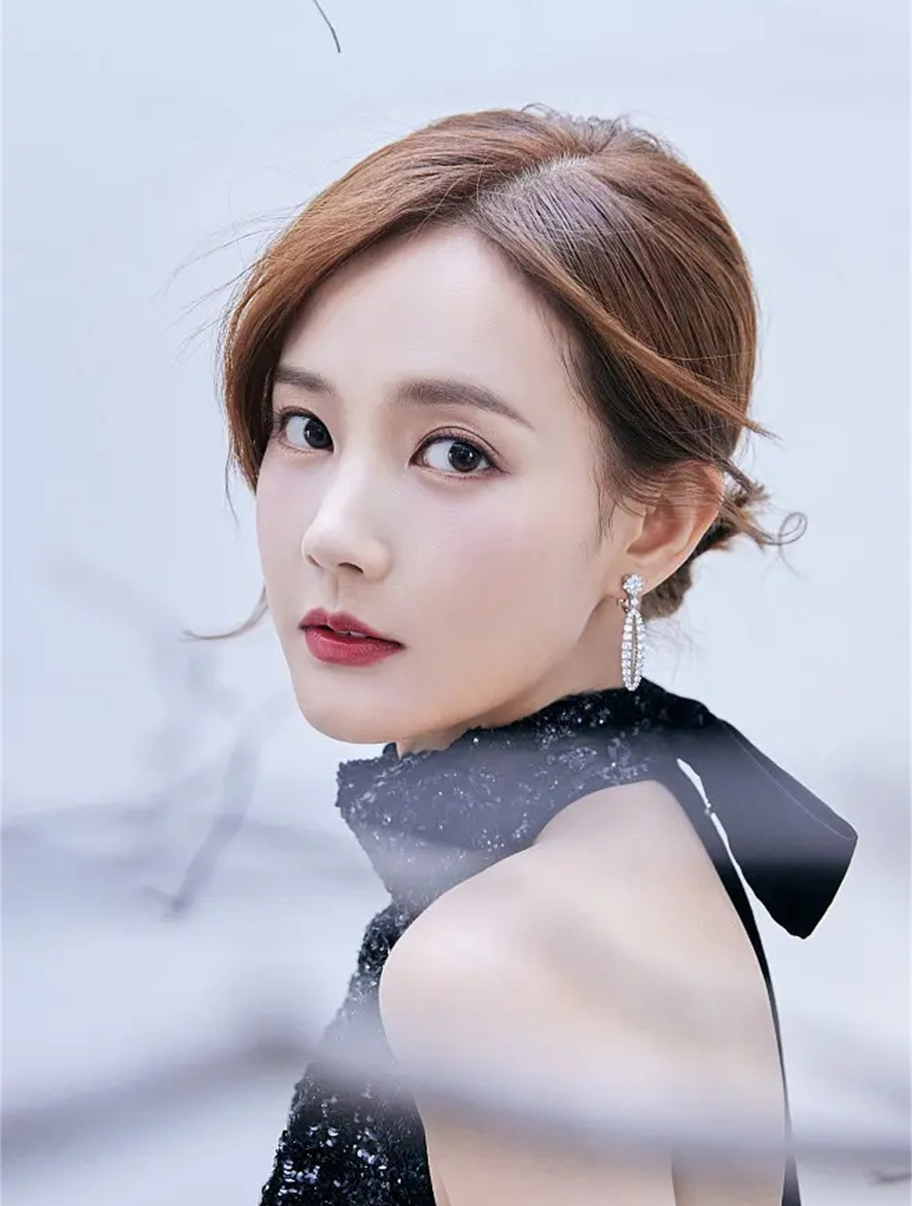 "资源大户"李一桐:因一张合照被质疑,与奔驰大姐到底什么关系4-度小视