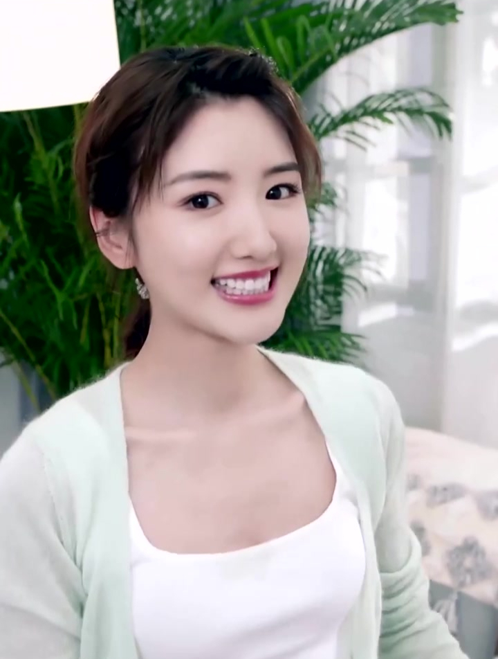 毛晓彤乖巧的脸,笑起来超甜,陈翔怎么忍心伤害呢