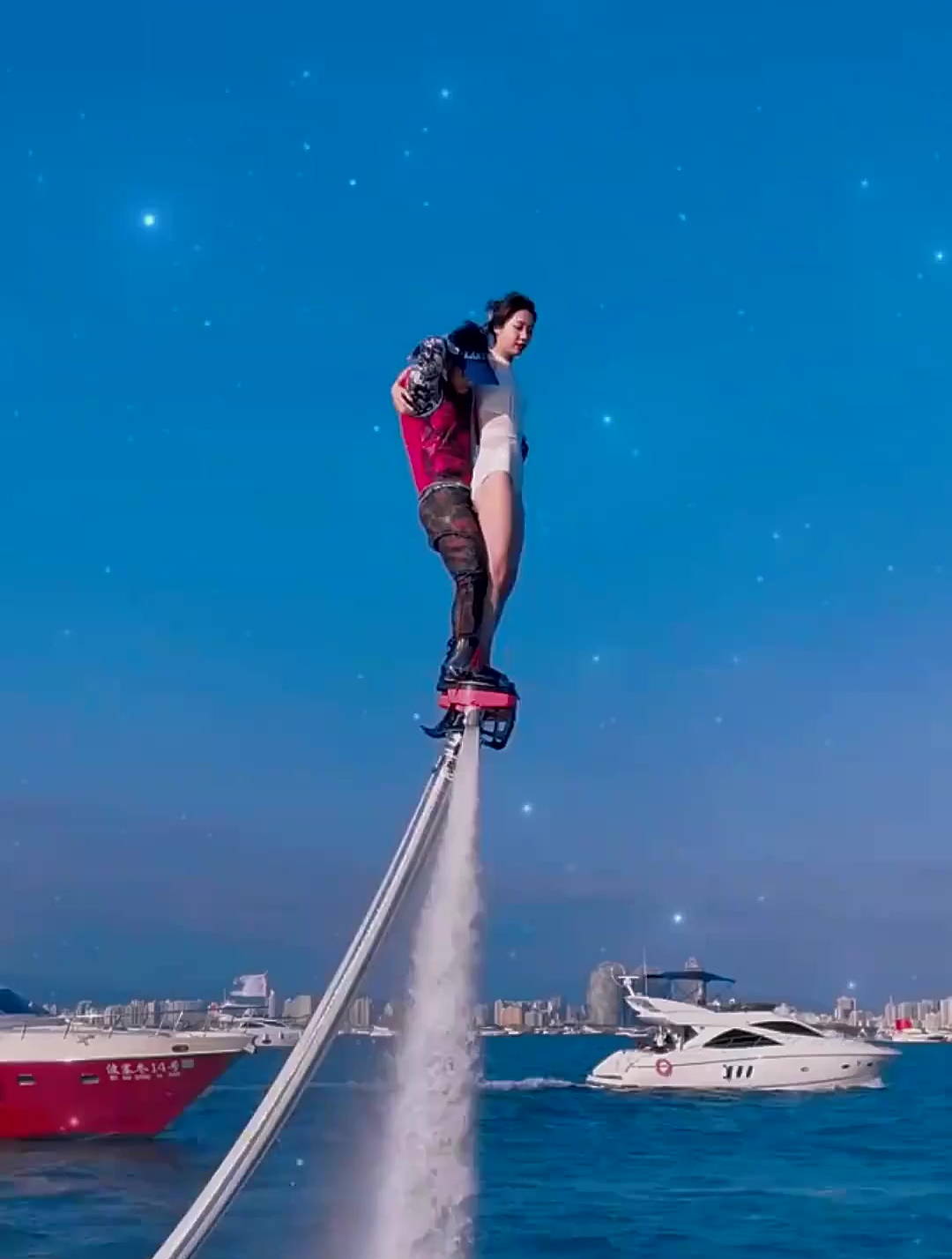 美女体验水上飞人,真羡慕这位小哥哥,这样的工作不挣钱我也要去