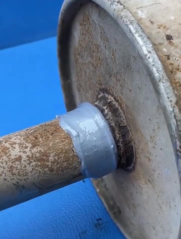 可以在金属表面修补的铸工胶,又称电焊胶,粘力强,耐高温