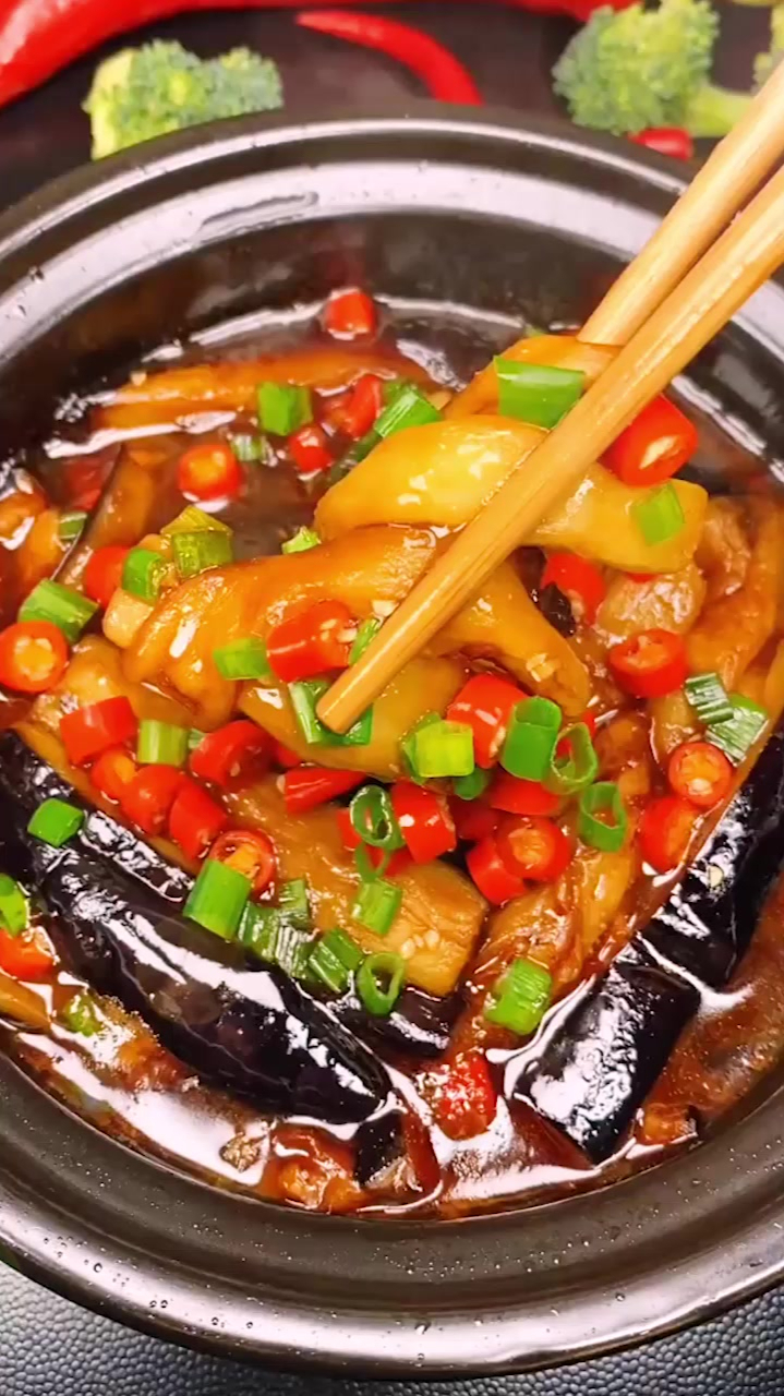 这道菜一定要安排起来,黄焖茄子煲做法超级美味-度小视