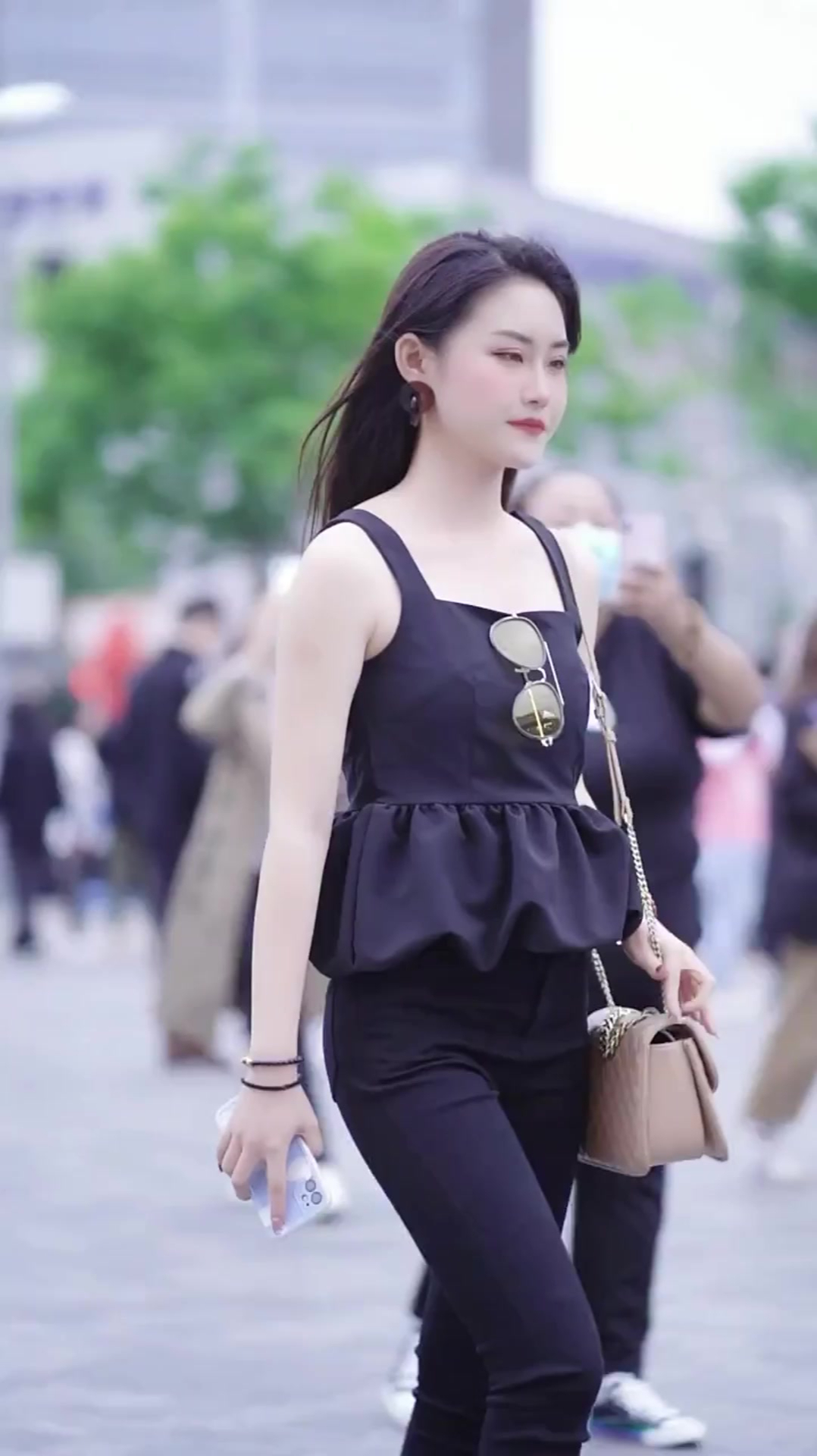 街拍杭州美女:果然微胖才是极品身材,是你喜欢的类型吗?