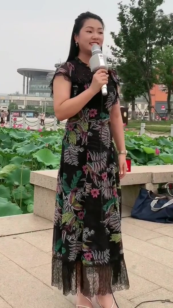 美女罗娇在扬州直播唱歌,歌声经久耐听,欢迎观看