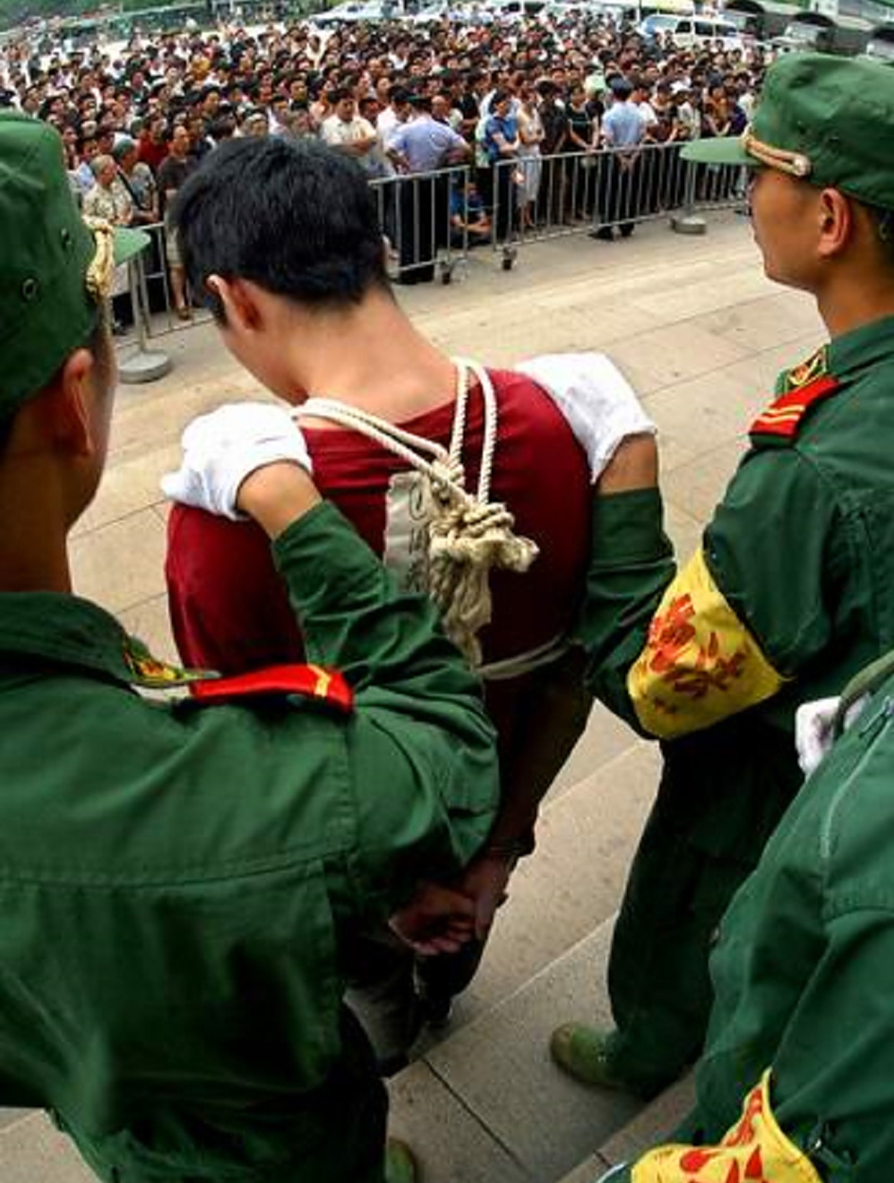 1981年真实录像,四台湾青年因抢劫被判枪决,临刑前要求喝酒壮行-度小