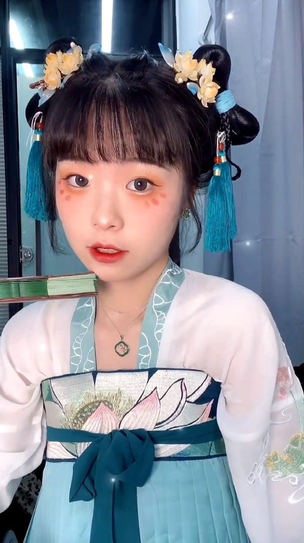 夏日荷花精灵|国风妆容分享荷偶然刷到的一个画