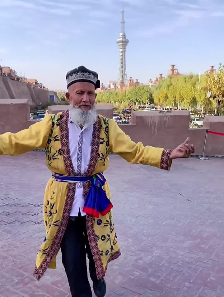 万人说新疆喀什古城网红爷爷老爷子真精神喀什美好推荐官-度小视