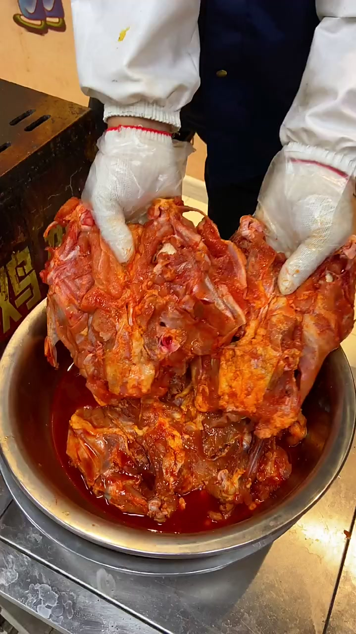 8块钱一个的铁板鸡架你们见过吗据说很有小时候的味道