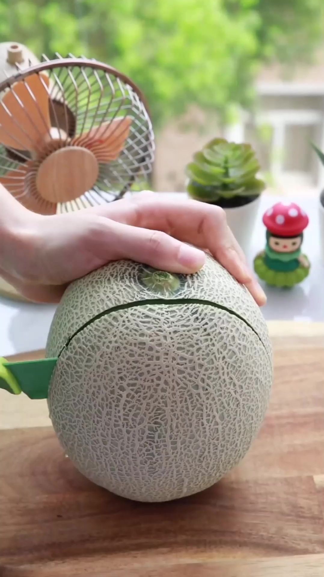 哈密瓜这样切,家里孩子一定会抢着吃,实在是太有创意了!