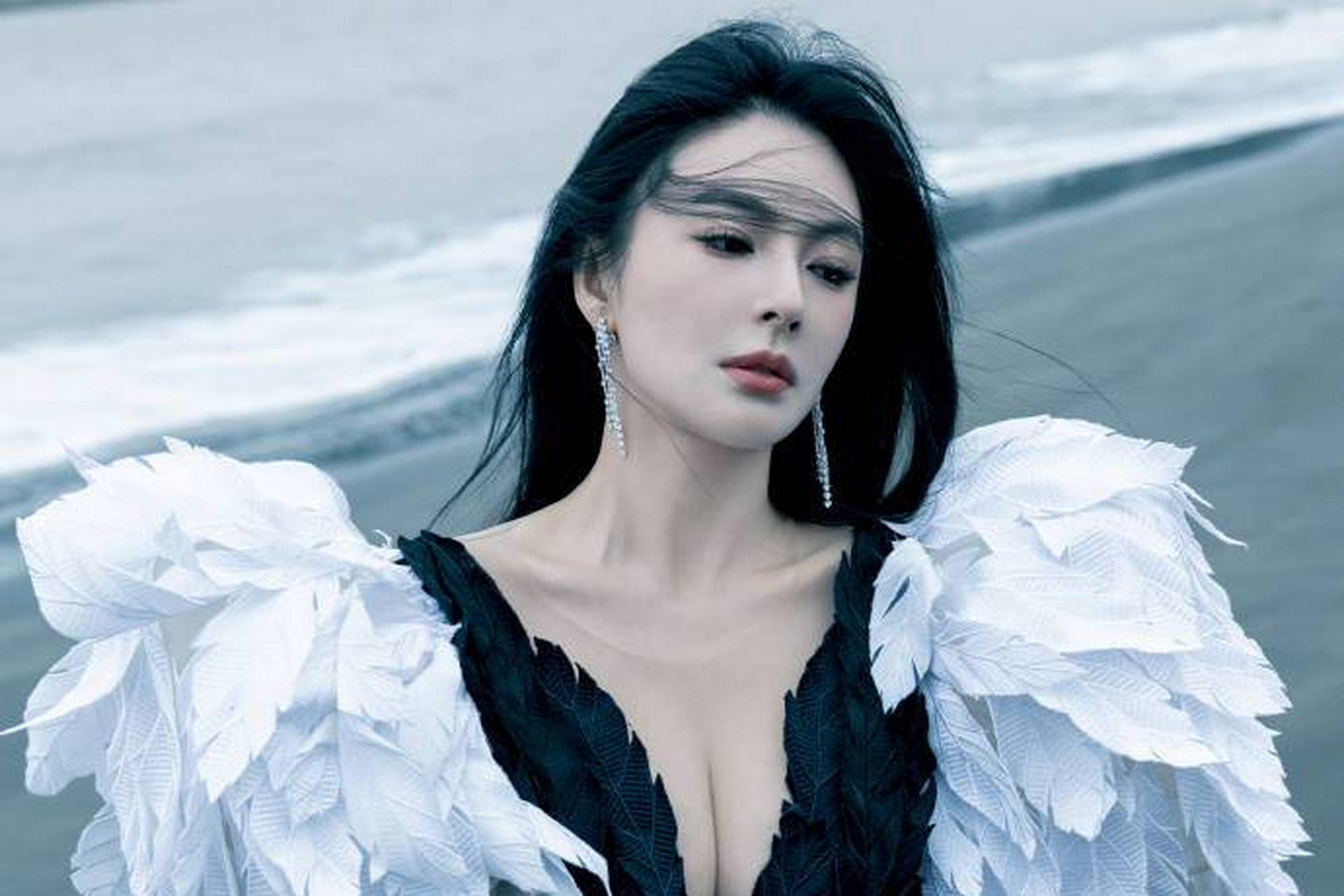 张雨绮亮相某时尚盛典,身着深v礼服展现出高贵典雅与潮流感并存的时尚