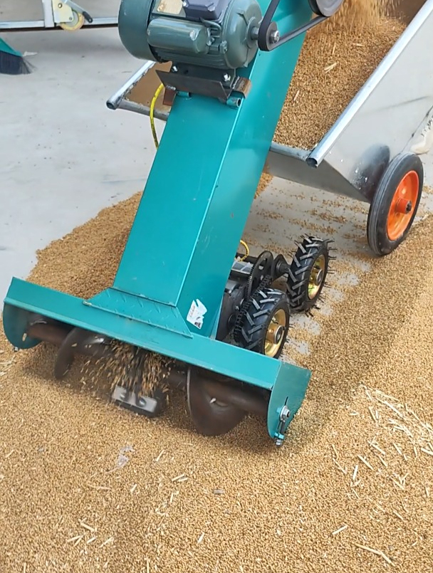 下乡收粮食不用愁自走式扒粮机