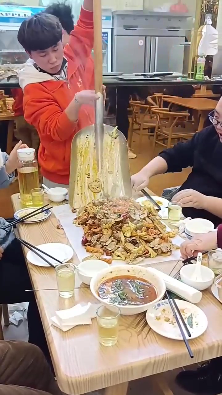 北京用铁锹上菜的餐厅图片