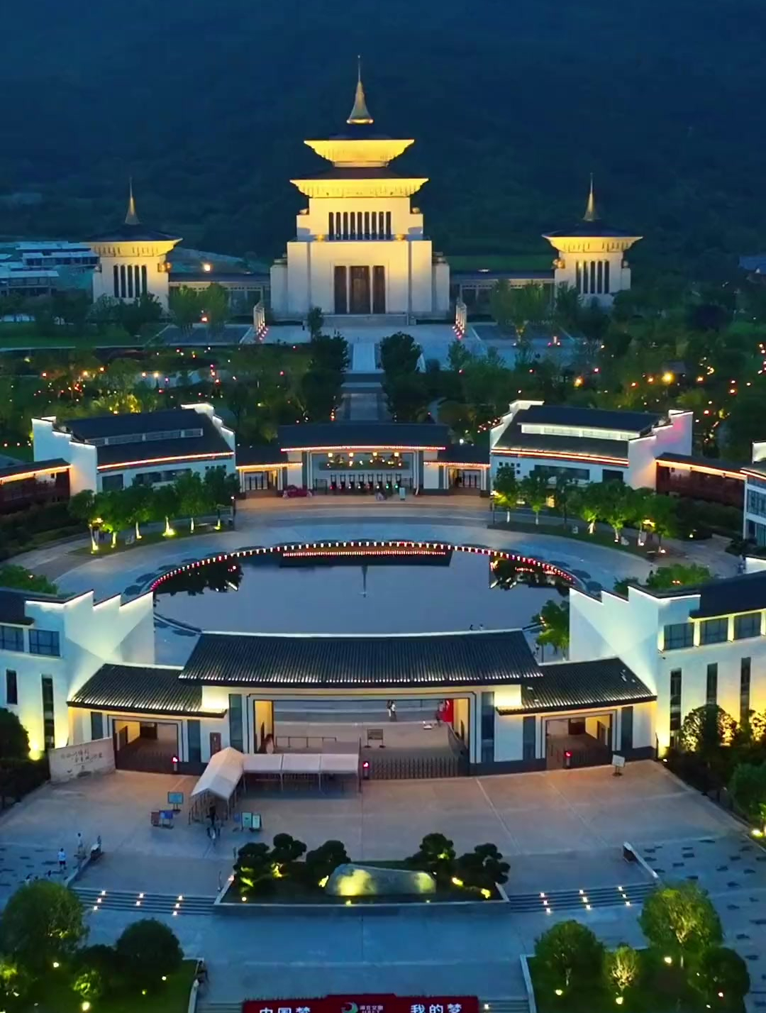 黄梅东山下,清幽问梅村.