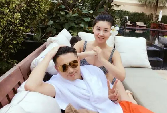 王雷夫妻俩海上冲浪,李小萌一身泳装皮肤白皙,与王雷成鲜明对比