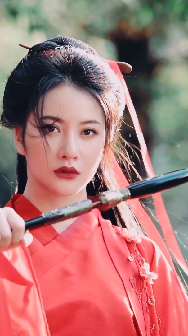 女子也可执剑走天下,红衣侠客古风妆容-度小视