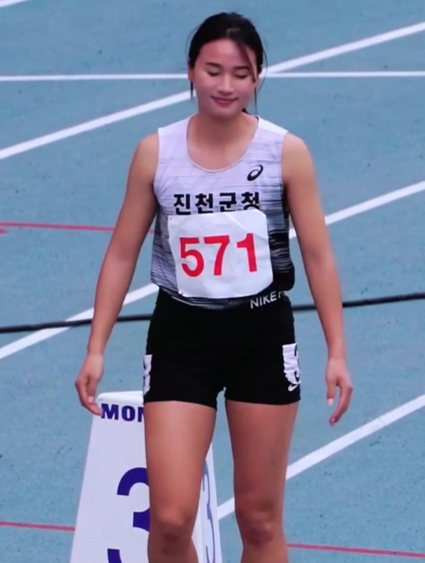 国外田径赛场上没想到这一位美女运动员身材这么好不信你看看