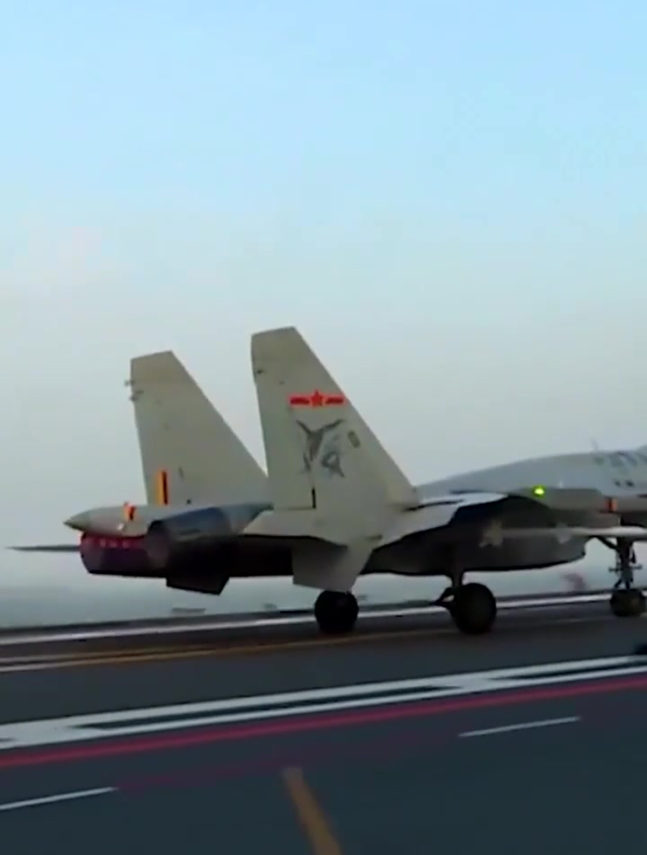 中国海军歼-15舰载机在山东舰上起飞与着舰的优雅镜头!